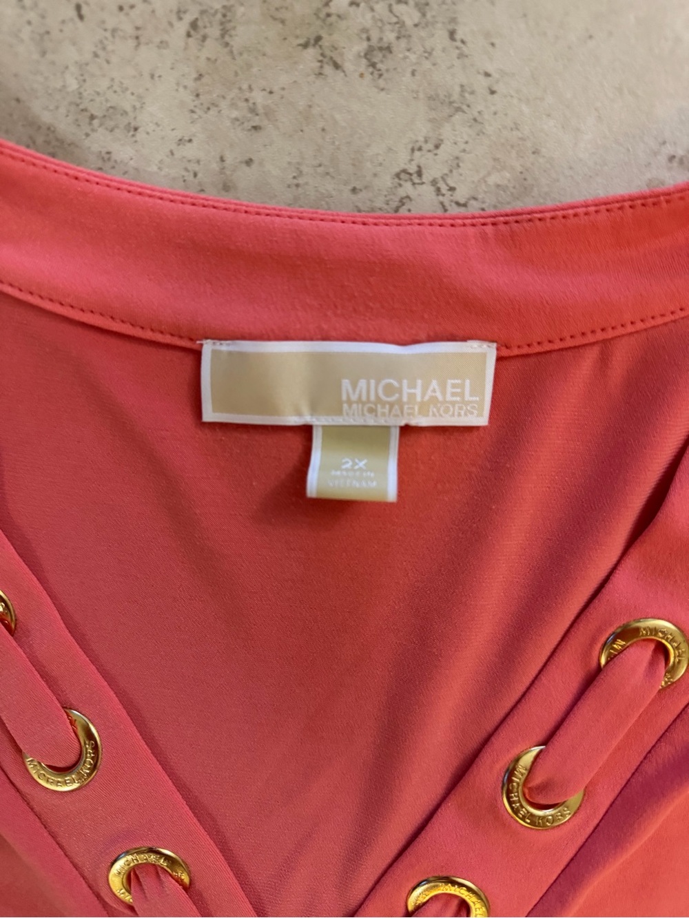Michael Kors Coral Grommet V-Neck Top Size 2X - Picture 4 of 6